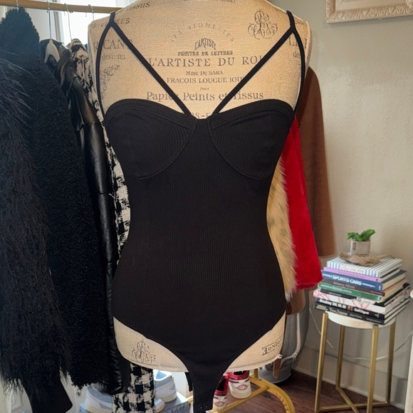 Forever 21 Tops - Forever 21 Black Strappy Bodysuit Ribbed Adjustable Straps Snap Bottom Closure M
